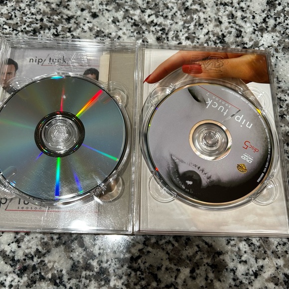 THE COMPLETE NIP/TUCK SEASONS 1 AND 2 - Picture 11 of 12